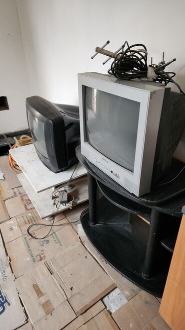 продажа старых телевизоров: Продаю старые рабочие телевизоры в хорошем состоянии с подставкой