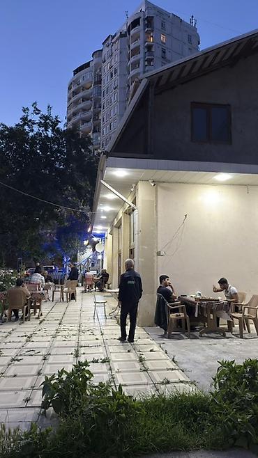 satılık cafe: Obyektin 2 ci mertebesi temirsizdir 7 kabineti 1 boyuk zali 1 metbexi — 4