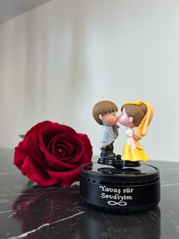 Hədiyyələr: Məhsul təsviri: - Fərdi domino dəsti – qara rəngli qutuda. Qapağın — 2