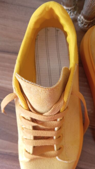 Krasofkalar və idman ayaqqabıları: Parlaq sarı rəngli uniseks idman ayaqqabısı - Stil: Klassik bağlamalı — 8