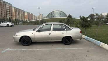 Daewoo: Daewoo Nexia sedanı - Kuzov: 4 qapılı sedan, açıq gümüş rəng - Nömrə — 2