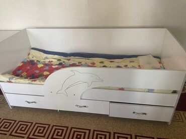 двуспальная кровать с ящиками: Детская кровать- с бортиком и выдвижными ящиками - цвет белый. -