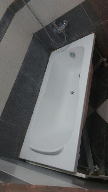 Unitazlar: Bu dəstə vannanın suyu boşaltmaq üçün drenajı, bir ədəd lavabo, dəsmal
