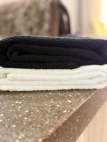 коврик для ванн: Набор полотенец для ванной/лица, 2 штуки: - Цвета: черный и белый