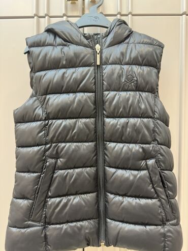 Рубашки: Benetton kurta Qara rəngli kapüşonlu şişmə jilet 9 yaş - Rəng: qara