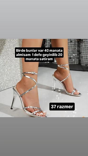 yaz basanoşkalar: Gümüşü rəngdə, nazik bantlı və yüksək dabanlı qadın sandal. Parlaq — 1