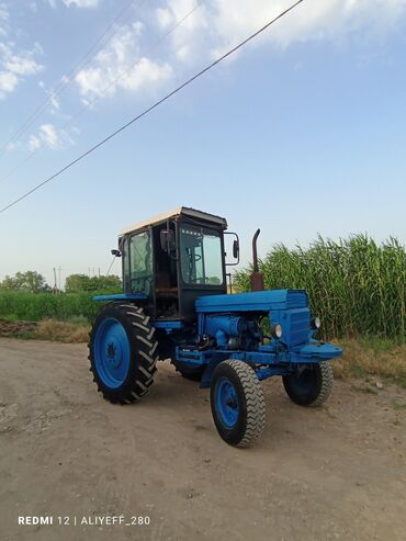 Traktorlar: Mavi rəngli, tək kabinəli bir traktor. Bu traktor kənd təsərrüfatı