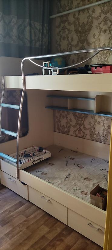 bunk bed: Двухъярусная кровать-комплект с верхним спальным местом и нижним — 6