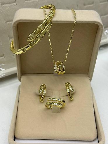 Наборы украшений: Наборы ювелирных украшений в подарочных боксах. Состав каждого — 10