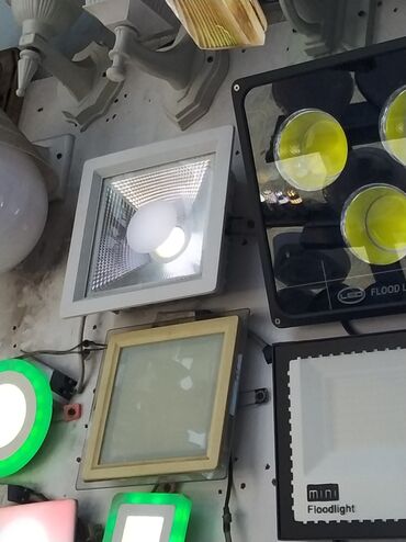 Bitkilər üçün dibçəklər: Müxtəlif formalı və ölçülü LED proyektorlar təklif olunur. Bu