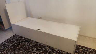 кровать с ящиками: Белая односпальная кровать с подъемным механизмом и ящиком для