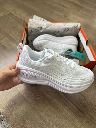 крос асикс: Белые кроссовки Nike ZoomX для бега с амортизирующей подошвой. Модель
