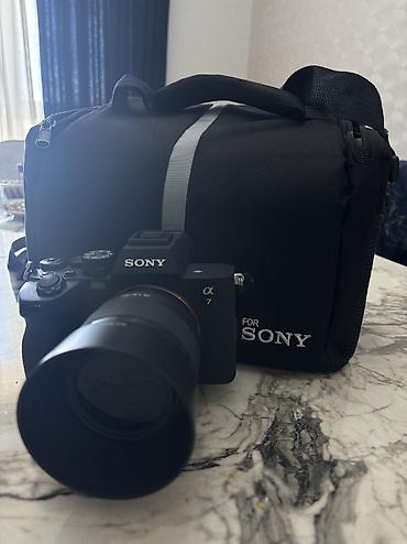 a74 256gb: Sony A7-4
Body və üstündə 50mm lens. 
Çanta və adaptr. Az işlənib — 1