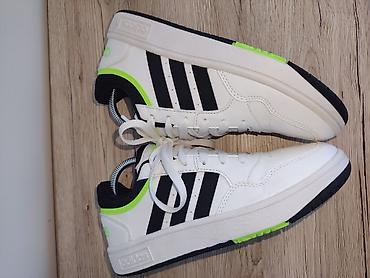 cc sandale: Adidas kožne patike – bele sa crnim prugama i neonsko‑zelenim — 2