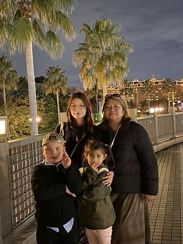 Пуховики и зимние куртки: Пуховая куртка женская, утеплённая, черного цвета - Длина: до бедра — 6