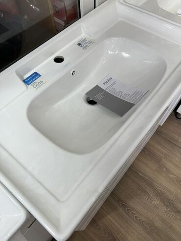 умывальник подогревом: Белая керамическая раковина Haier прямоугольной формы. Раковина имеет