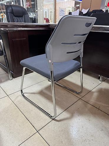 Другая мебель: Сетчатый стул с хромированными ножками, мягким сиденьем и спинкой из — 10