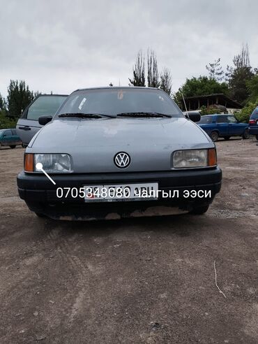 мес 190: Volkswagen Passat: 1988 г., 1.8 л, Механика, Бензин, Седан