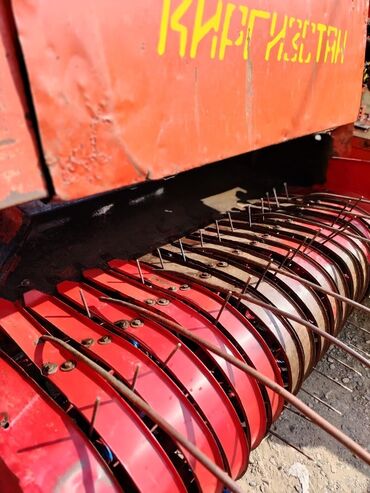 Pres bağlayanlar: Ot-saman pres yığan kənd təsərrüfatı maşını (pres-podborşik) — 1