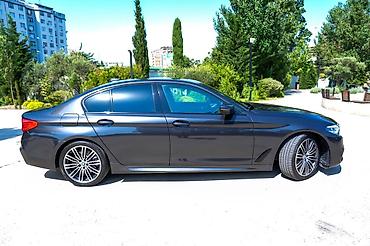 mini cooper satilir: BMW 5 Series sedan – qara metalik rəng, dinamiki və zərif dizayn — 3