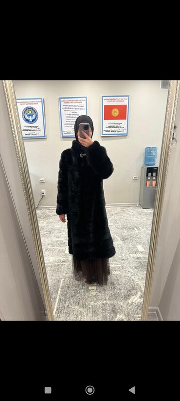 Шубы: Шуба из натурального меха, черного цвета, длина миди/ниже колена. -