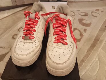Toy paltarları və aksesuarları: Məhsul: Nike Air Force 1 Low x Supreme (ağ rəng) Təsvir: - Klassik