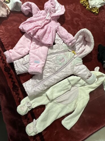 Верхняя одежда: Продаю комбез для девочки на от 3 месяцев в середине розовый цвет