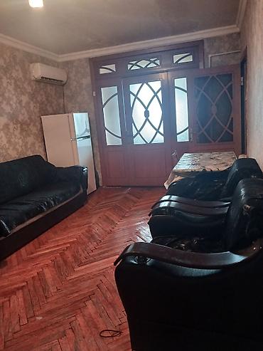 şu: Mənzil daş binada 1otaqlı 2 yə düzəlib sakit həyətdə orta — 8