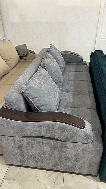 sofa: Прямой диван с подлокотниками под дерево и объемными подушками длина — 9