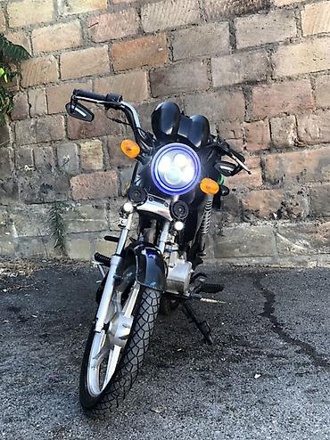 Motosikletlər: Şəkillərdə qara rəngli, kompakt ölçülü motosiklet təqdim olunur. Model — 4