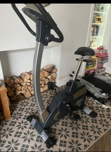 Elliptik trenajorlar: Evdə məşq üçün nəzərdə tutulmuş Kettler 307 velotrenajoru. Oturaq