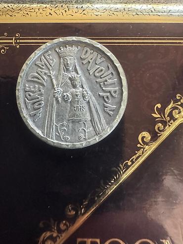dini şəkillər: Məhsul: “Notre Dame d’Ayot Pin” təsvirli medalyon/suvenirdir — 1