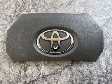 Другие детали салона: Значок на руле 

Toyota 

Снято с машины ипсум