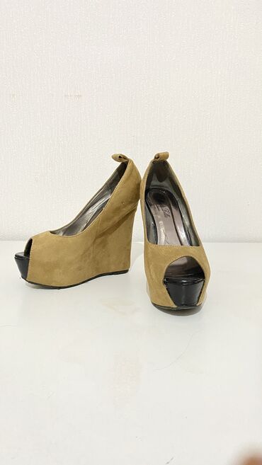 адидас обувь: Продаются босоножки, покупала в Италии(Флоренция), носила один раз, не