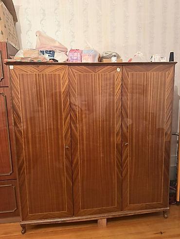 salon skafi: Üç qapılı taxta şkaf - Material: təbii ağac üzərində laklı finiş — 2