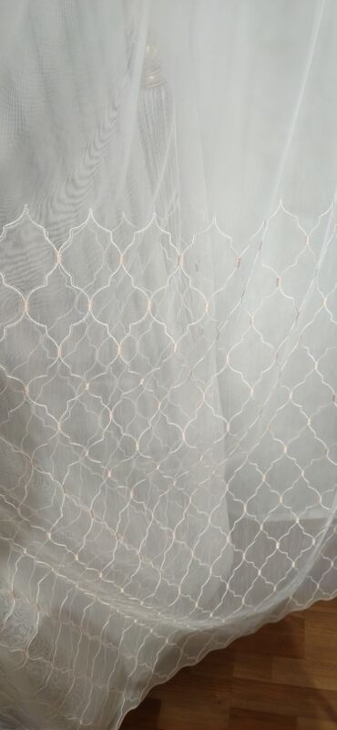 Pərdə və tüllər: Ağ rəngdə, zərif naxışlı tül pərdə. Otağa yüngüllük və incəlik qatır — 6