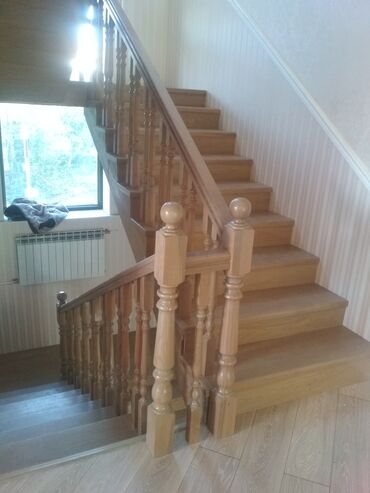 Деревянные лестницы: Деревянная лестница с окрашенными ступенями и белыми балясинами — 14