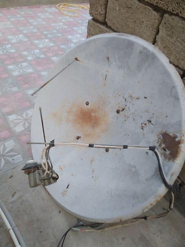 baş fanarı: Peyk anten sistemi - Dairəvi metal güzgülü peyk anteni (təqribi — 3