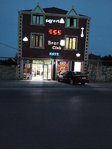 bakıda kabinetli restoranlar: “555 Beer Club” – kafe və çay evi Xüsusiyyətlər: - Geniş işıqlı zal — 1