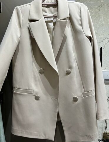 yun jaket modelleri: Bej rəngli qadın pencəyi – klassik dizayn - İkicərgəli düymələmə (4