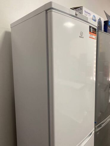 ищу холодильник: Двухкамерный Indesit, цвет - Белый, Новый