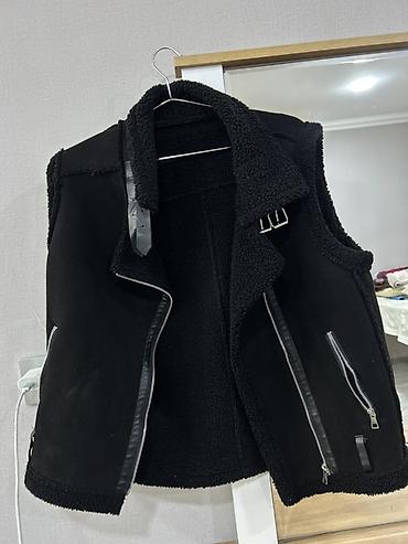 Qara rəngli kürklü dəri jilet - Model: qolsuz, motosiklet üslubunda -