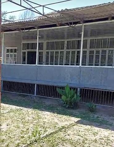 makyaj mebeli: Müşfiq məktəbinə yaxın, 15 sot ərazidə yerləşən geniş ev satılır. Evdə — 2