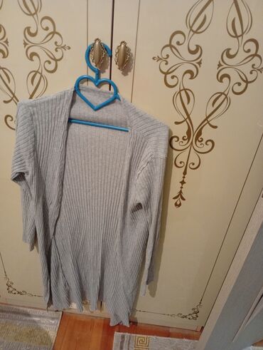 yun jaket: Boz rəngli, uzun dizaynlı qadın kardiqanı. - Açıq, düyməsiz model -