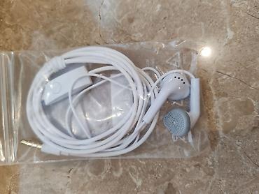 mp3 pleyer: Ağ rəngli simli qulaqlıq - Bağlantı: 3.5 mm stereo jack (qızılı uclu) — 2