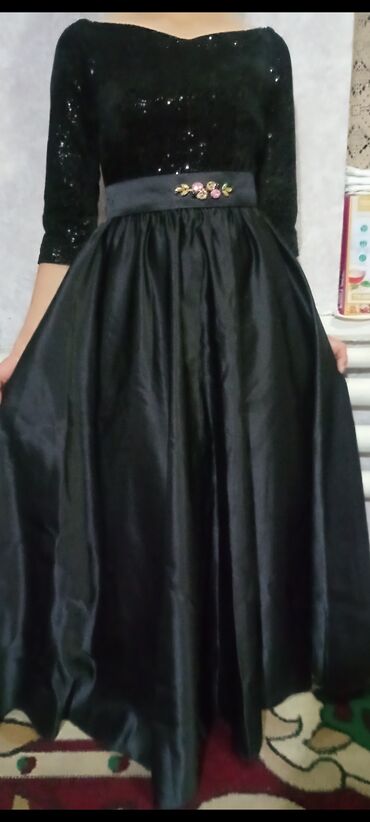 вечерние платья в стразах: Элегантное черное вечернее платье в классическом стиле. - Верх