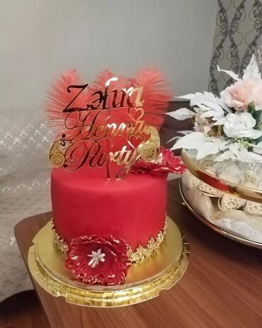 Xonça: Ağ güllərlə birlikdə 700 manata satılır.2 dəst qırmızı və mavi — 16