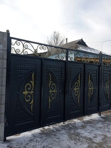 Откатные ворота: Элегантные кованые ворота черного цвета с изящными золотистыми — 4