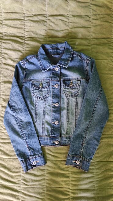 джинсовая куртка детская: Продаю джинсовую куртку на девочку 5-6 лет, состояние хорошее