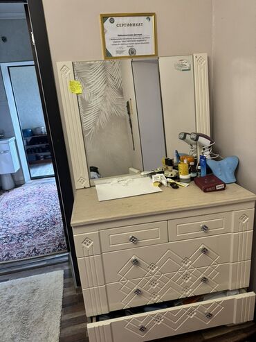 Спальные гарнитуры: Спальный гарнитур в классическом стиле, цвет айвори. Состав: - — 11